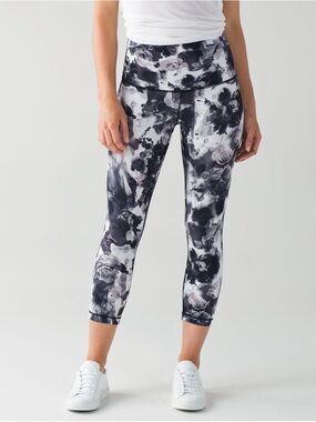 Lululemon | Wunder Under Crop (Hi-Rise)
Obscurred Black Dusty Mauve $88 | 6